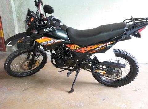 SE VENDE MOTO UM DSR 2013, NO ES 2014 NI 2012. 04269427361. UBICACION SAN FELIPE YARACUY