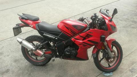 Moto R1 Roja con 2 Cascos