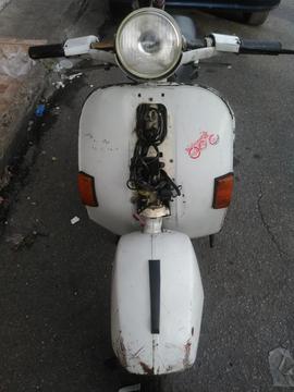 Se vende moto marca: Piaggio, modelo: Vespa, color: Blanco, año: 2004 Tlfn: 04128006423