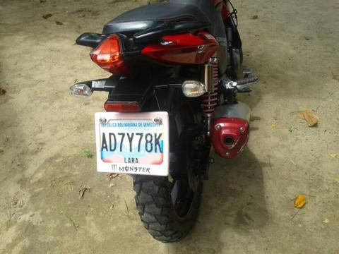 SE VENDE MOTO RKV