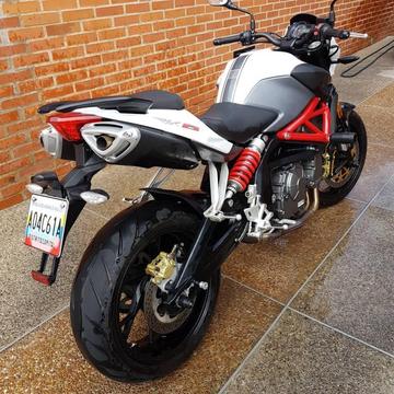 vendo impecable moto RK6 año 2014