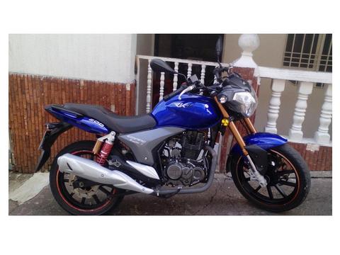 SE VENDE MOTO RKV