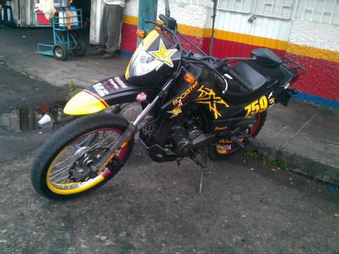 VENDO LINDA Y HERMOSA MOTO TX 200 AÑO 2012