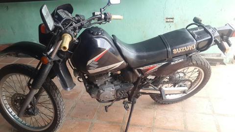 Moto Suzuki Dr