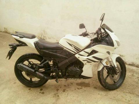 SE VENDE MOTO BERA R1 200