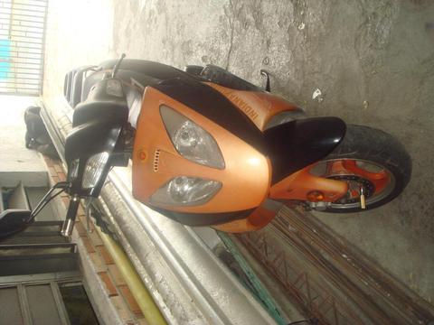 SE VENDE MOTO BUENA