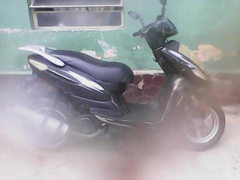 se vende moto scooter force 150cc