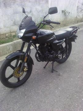 vendo moto um 150 max color negro año 2013 excelentes condiciones