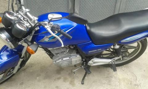 MOTO SUZUKI EN BUEN ESTADO