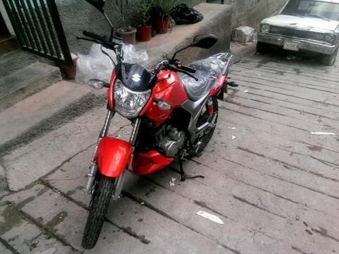 se vende o se cambia x carro y seda diferencia nueva es 2014