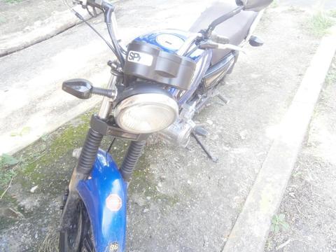 vendo moto en tres dociento