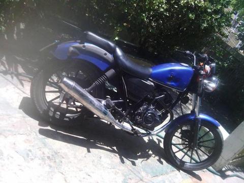 vendo mi moto UM NITROX 2013 por motivo de viaje informacion al 04146266113