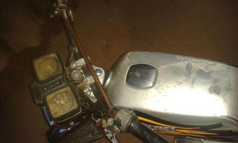 Vendo o cambio moto suzuki AX 100 dos tiempo en buenas codiciones