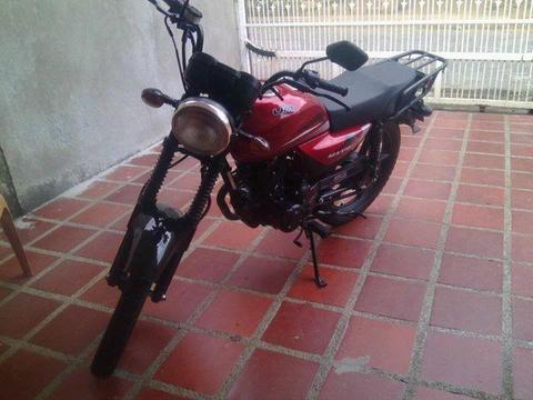 Moto UM color rojo 150cc