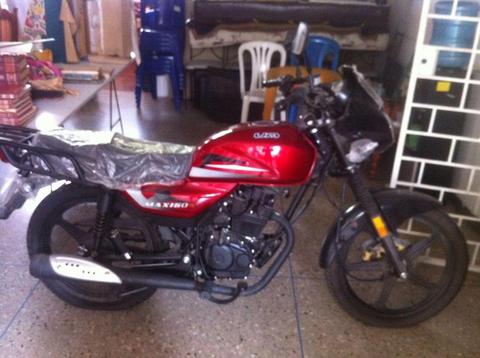 vendo moto Um max.. 150 año 2015 con 0 kilometros