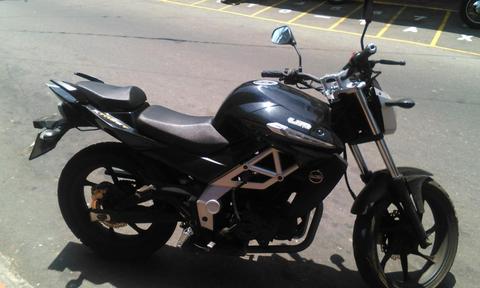 vendo bella moto UM xtreme