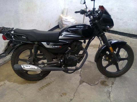 vendo moto UM 150max 2014 como nueva