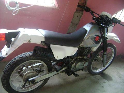 MOTO DR 200 SUZUKI