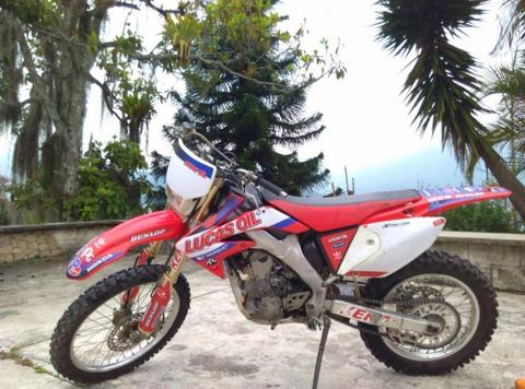 Honda crf 250cc en buenas condiciones cambio por carro