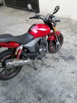 SE VENDE MOTO RKV 2015