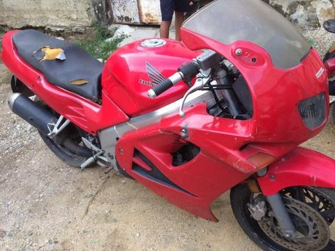 Vendo o cambio moto homda 750 x carro y diferecia moto esta al dia