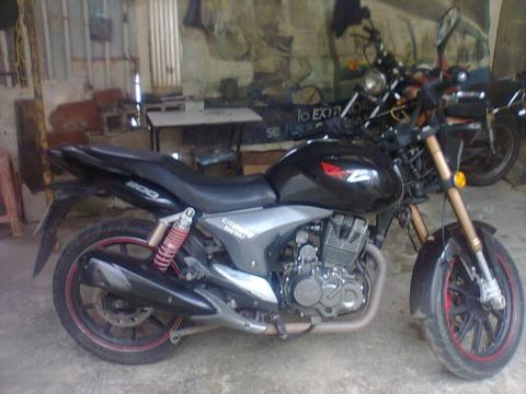 Vendo moto rkv 2014