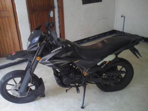 Vendo o recibo moto Super Dt Bera 200 año 2012