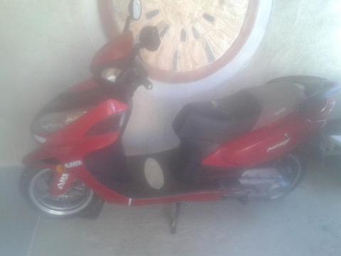 Vendo Moto Automatica en Perfecto Estado