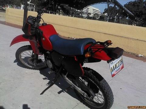 MOTO SUZUKI MODELO TS125X CON RADIADOR SOLO CAMBIO POR MOTOR Y CAJA FORD 300