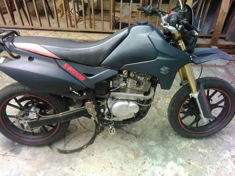 AÑO 2014 SUZUKI HJ 200 NEGRO