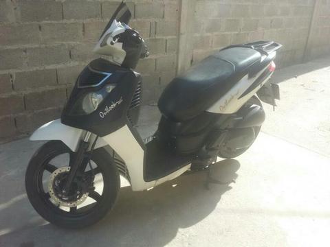 Vendo Moto Outlook 2011 Empaire