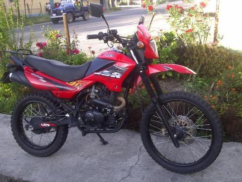 MOTO UM DSR 200 AÑO 2012