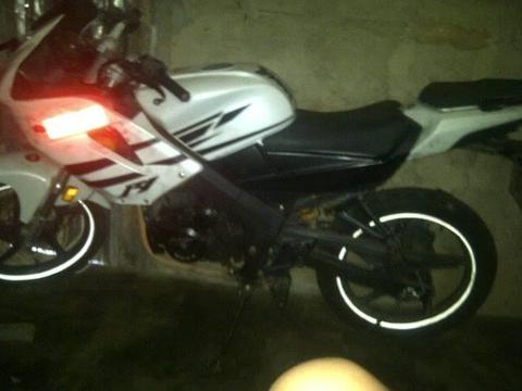 vendo moto r1 bera 200