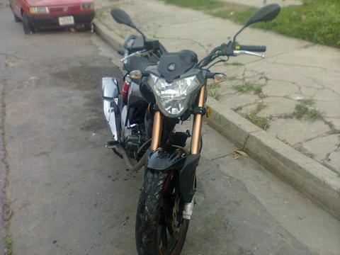 Vendo moto rkv 2014