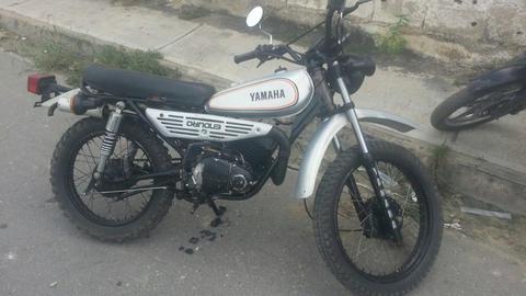 vendo moto yamaha solo tiene un bote de aceite esta fina lista de usar minimos detalles