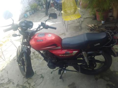 vendo moto UM año 2013 operativa buen precio