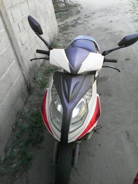 SE VENDE MOTO AUTOMATICA