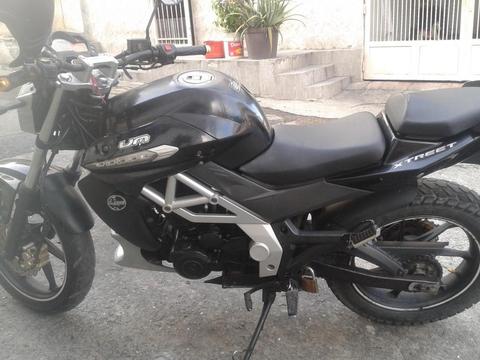 vendo o cambio hermosa moto UM 230CC