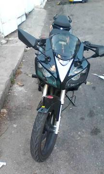 se vende moto R1 bera año 2013 en perfecto estado