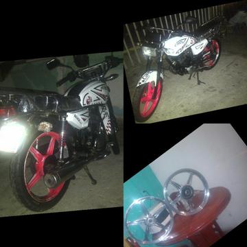 Vendo Mi Moto Md con Los Dos Rines