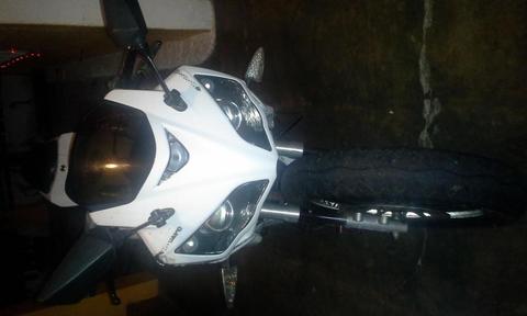 vendo o cambio moto bera r1 solo mensajes