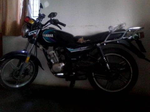 A la ventan yamaha yb125 y honda cbr 1000