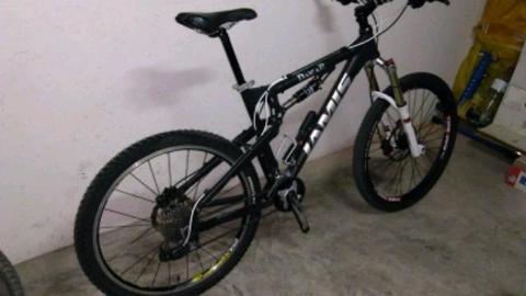 Vendo o cambio por moto bicicleta jamis dackar 75mil