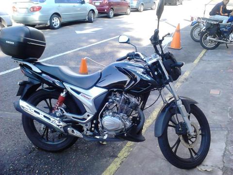 SE VENDE MOTO HJ 2014 NEGRA