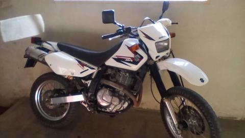 se vende moto dr 650