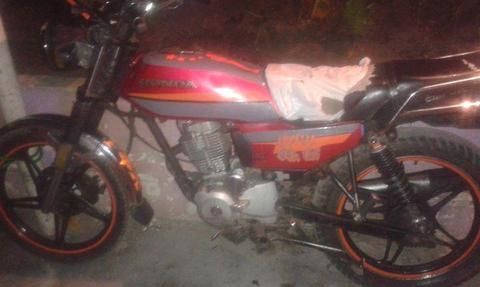 se vende moto honda 100 por ciento activa