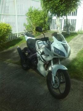 vendo bella moto bera R1 año 2913