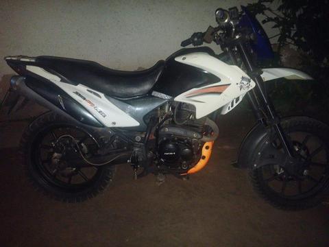 Se vende moto empire