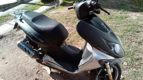 Vendo Moto Empire Matrix Elegance 2012