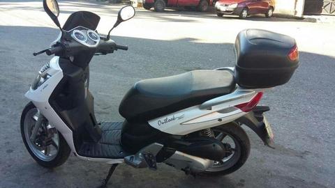 vendo outlook año 2011. la moto esta fina de carroceria y motor. estuvo guardada